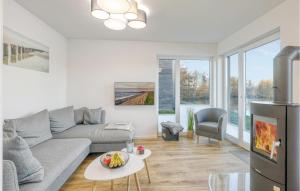 Posezení v ubytování Awesome Home In Tossens With Kitchen