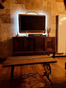 TV a/nebo společenská místnost v ubytování Chez Claude appartement cozy climatisé pour 4 personnes tout confort