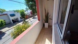 een balkon met uitzicht op een straat bij Depto calle 18 - soleado y con balcon in La Plata