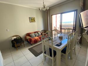 TV a/nebo společenská místnost v ubytování Sol e Mar apto perto da praiapiscina e varanda Massaguaçu