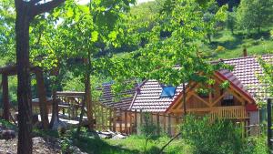 una cabina in legno con terrazza e una casa di Gîte du Durrenbach a Lautenbach
