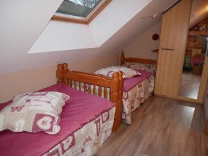 2 łóżka w pokoju na poddaszu w obiekcie Gîte du Durrenbach w mieście Lautenbach