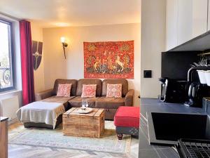 uma sala de estar com um sofá e uma mesa em 2 Appt MédiéLounge ou MédiéOld, Parking Vue magnifique par Beds76 em Rouen