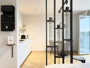 een keuken en een eetkamer met een glazen wand bij Studio XII in Bled