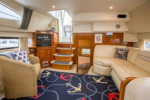een woonkamer met een bank en een tv bij Sea Pearl Boston Yacht in Boston