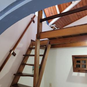 een trap in een huis met houten plafonds bij Pousada Recanto dos Nativo in Paraty