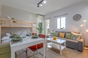 een woonkamer met een tafel en een bank bij Apartamento con vistas al mar in Benalmádena