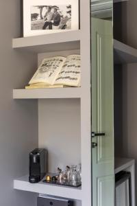 a room with shelves with a book and a radio at NAMAN HOTELLERIE - Spagna in Rome