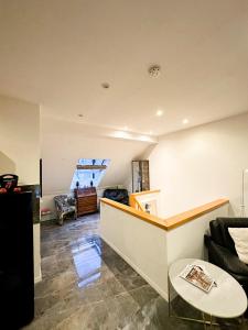 ein Wohnzimmer mit einer Couch und einem Tisch in der Unterkunft Downtown Apartments Theatre in Baden-Baden + 6 Fotos