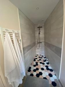 ein Badezimmer mit weißen Handtüchern und einem karierten Boden in der Unterkunft Maison de ville Orléans dans le Quartier Dunois avec parking privatif in Orléans