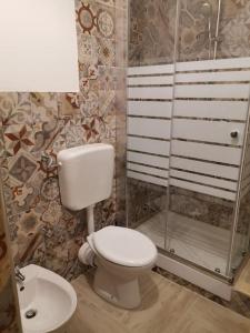 La salle de bains est pourvue de toilettes, d'une douche et d'un lavabo. dans l'établissement NA ZA ROSA, à Porto Empedocle
