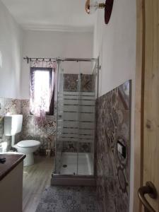La salle de bains est pourvue d'une douche et de toilettes. dans l'établissement NA ZA ROSA, à Porto Empedocle