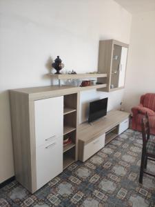 a room with a desk with a television and a chair at Un mare da sogno in Sannicola
