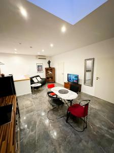 ein Wohnzimmer mit Tisch und Stühlen in der Unterkunft Downtown Apartments Theatre in Baden-Baden