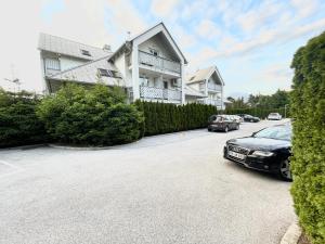 een auto geparkeerd op een parkeerplaats voor een huis bij Studio XII in Bled