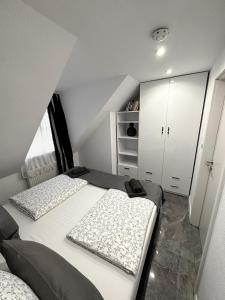 um quarto com 2 camas e um closet em Downtown Apartments Theatre em Baden-Baden