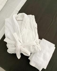 uma toalha branca sentada em cima de uma mesa em Suite23_Ortigia em Siracusa