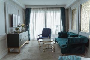 een woonkamer met een bank en een stoel bij Hotel Maris in Ulcinj