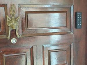 a wooden door with a door knocker on it at la ventana al mar in Jávea