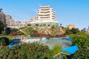 een resort met een waterpark voor een gebouw bij Apartamento con vistas al mar in Benalmádena