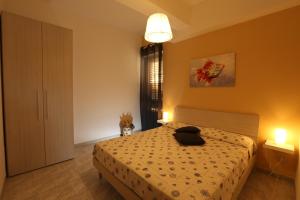 ein Schlafzimmer mit einem Bett mit zwei Leuchten in der Unterkunft Cannotta Beach - Salina in Terme Vigliatore