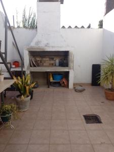 un patio con un horno al aire libre con plantas en Casa Alvear en Marcos Juárez
