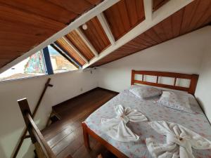 ein Schlafzimmer mit einem Bett im Dachgeschoss in der Unterkunft Pousada Recanto dos Nativo in Paraty