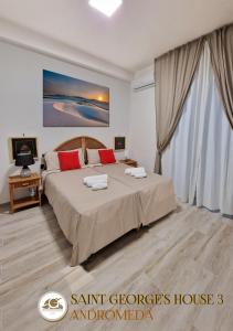 - une chambre avec un grand lit et des oreillers rouges dans l'établissement SAINT GEORGE'S HOUSE 3 Bari, à Bari