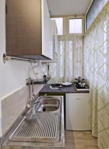 - une cuisine avec un évier et un comptoir dans l'établissement SAINT GEORGE'S HOUSE 3 Bari, à Bari