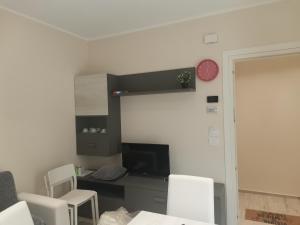 een woonkamer met een tafel en een klok aan de muur bij APPARTAMENTI SOLE-LUNA in Francavilla al Mare