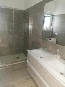 La salle de bains est pourvue d'une baignoire, d'un lavabo et d'une douche. dans l'établissement APPARTAMENTI SOLE-LUNA, à Francavilla al Mare