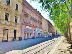 une rue urbaine vide avec des bâtiments et des arbres dans l'établissement Apartment Candy, à Zagreb