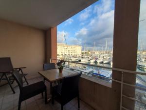 Μπαλκόνι ή βεράντα στο Cap HERMES Vue PORT Studio 30m2 Climatise Piscine