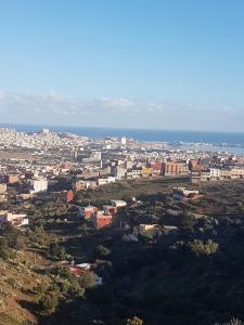 uma vista aérea de uma cidade com o oceano em Restaurante Cafe El Balcon 