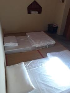 Een bed of bedden in een kamer bij Mahalli Balad Sayt Heritage Inn