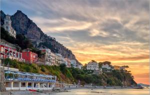 カプリにあるMarina Grande Holiday Apartment in Capriの山の上の建物がある海岸の景色