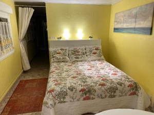a bedroom with a bed with a floral bedspread at Annette's Home in Mazingarbe