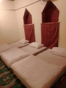 Een bed of bedden in een kamer bij Mahalli Balad Sayt Heritage Inn