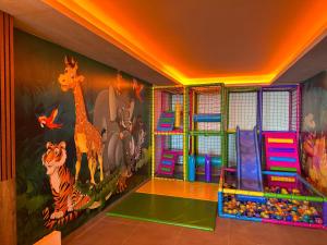 una sala giochi con un murale di animali sul muro di Milmari Apartments FREE SPA & PARKING Kopaonik a Kopaonik