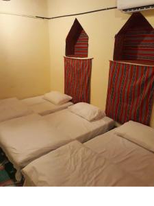 Een bed of bedden in een kamer bij Mahalli Balad Sayt Heritage Inn