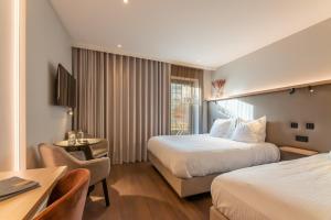 Een bed of bedden in een kamer bij The CORNR Hotel