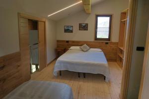 Postel nebo postele na pokoji v ubytování Pensione Albergo Diffuso Ceaglio Valle Maira