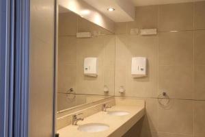 baño con 2 lavabos y espejo grande en Departamento Premium con piscina y cochera! en Santa Fe