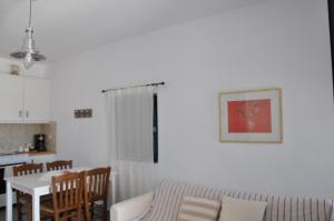 Vegera Beach House, Donoussa في دونوسا: غرفة معيشة مع أريكة وطاولة