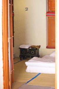 Een bed of bedden in een kamer bij Mahalli Balad Sayt Heritage Inn