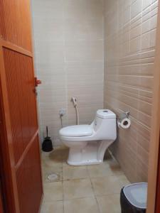 een badkamer met een toilet en een toiletpapierdispenser bij Balad Sayt Heritage Inn in Bilād Sayt