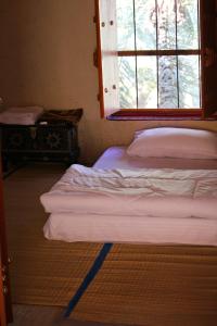 Een bed of bedden in een kamer bij Mahalli Balad Sayt Heritage Inn