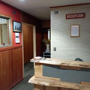 una zona de recepción de un hospital con recepción en Hostal Mahuida, en Pucón