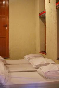 Een bed of bedden in een kamer bij Mahalli Balad Sayt Heritage Inn