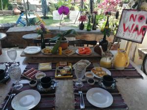 uma mesa com comida e um sinal que não diz guerra em Villa Albardão Serrambi em Porto de Galinhas